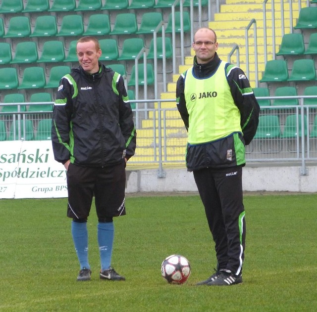Artur Lebioda (z prawej) prowadził zespół piłkarzy Stali Stalowa Wola przez pięć ostatnich spotkań w drugiej lidze, ale oddaje już ponownie stery pierwszemu szkoleniowcowi "Stalówki&#8221;, Pawłowi Wtorkowi (z lewej).