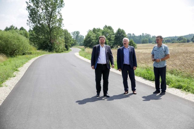 Starosta kielecki Michał Godowski, członek zarządu powiatu kieleckiego Marek Kwiecień  i sołtys Suskrajowic Dariusz Kuc.