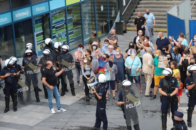 W Sosnowcu na Patelni odbył się protest przeciwko przemocy i nienawiści. Atmosfera była jednak nerwowa. Zobacz kolejne zdjęcia. Przesuń zdjęcia w prawo - wciśnij strzałkę lub przycisk NASTĘPNE