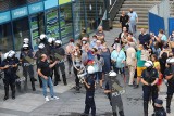 Protest przeciwko przemocy i nienawiści w Sosnowcu. Było ostro. Leciały jajka i wulgaryzmy. Interweniowała policja