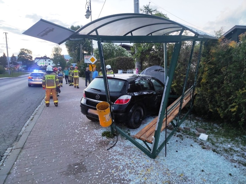 Muszyna Złockie. Rozpędzone auto wjechało w przystanek autobusowy. Jechało nim dwóch nastolatków [ZDJĘCIA]