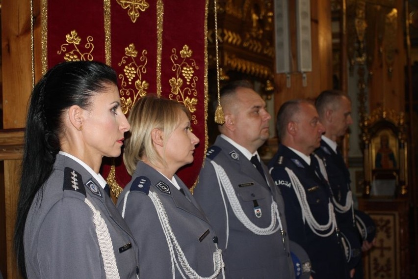 Bielsk Podlaski. 35 policjantów bielskiej komendy odebrało awanse na wyższe stopnie służbowe. Wręczono też odznaki [ZDJĘCIA]