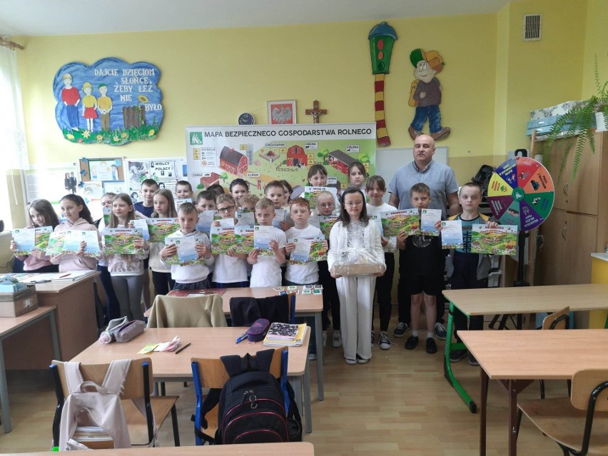 Ciekawe spotkanie z pracownikami KRUS  uczniów z Iwanisk