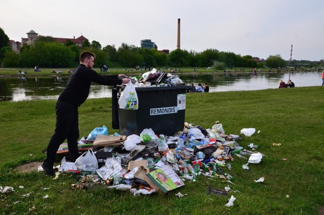 Choć miasto ustawia coraz więcej kontenerów na śmieci, nad Wartą nadal jest z nimi problem