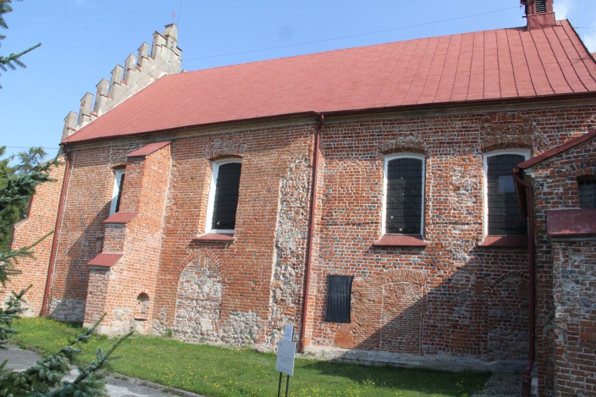 Trzeci etap prac konserwatorskich elewacji kościoła pw. Podwyższenia św. Krzyża w Brzezinach