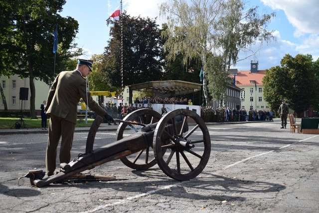 Pułkownik Sławomir Kula wystrzałem z repliki pierwszej użytej na terenach Polski armaty zakończył służbę w sulechowskim pułku artylerii.