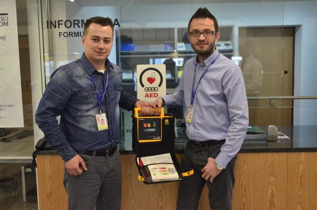 Jakub Czarski i Jarosław Heydrych użyli  automatycznego defibrylatora. Nie wymaga on szkolenia i dostępny jest w holu urzędu