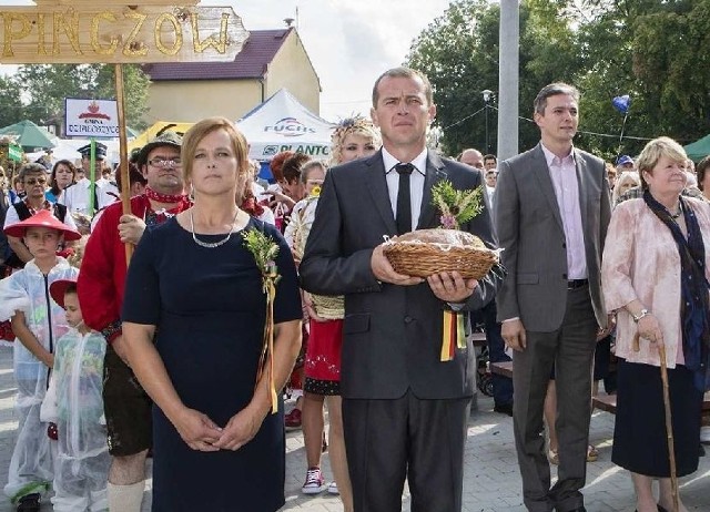 Z dożynkowym bochnem chleba przybyli do amfiteatru starostowie dożynek Gabriela Puchała i Waldemar Domagała. Z prawej marszałek Adam Jarubas i Urszula Białobok.