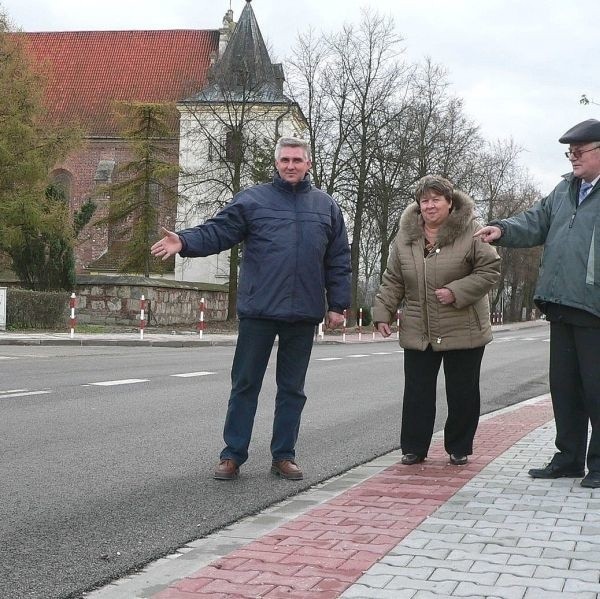 Na rekonesans na nowym odcinku &#8222;krajówki&#8221; wybrali się (od prawej): wójt Wiktor Kwas, przewodnicząca rady Małgorzata Matusik oraz Dariusz Tutaj z Generalnej Dyrekcji Dróg Krajowych i Autostrad.