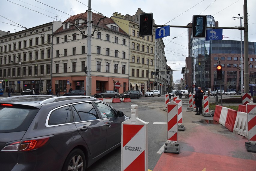 Zakaz wjazdu w Krupniczą nie działa. Nie pomogły dodatkowe przeszkody