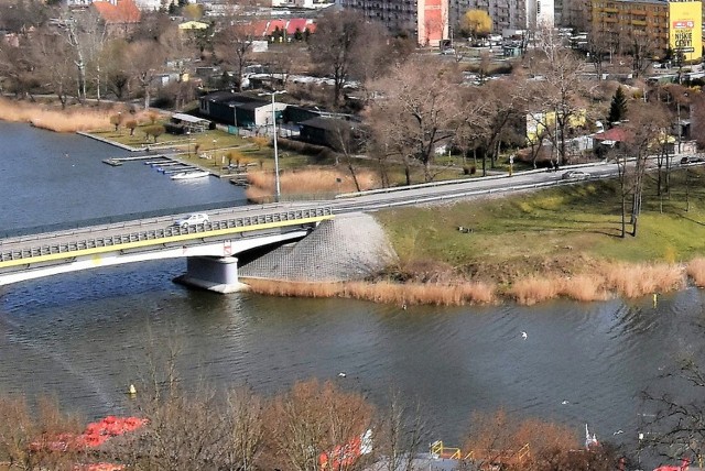 W związku z remontem odcinka drogi krajowej nr 62 biegnącego przez Kruszwicę, od 31 marca widoczny na zdjęciu most zamknięty zostanie dla pieszych i rowerzystów. Będa mogli korzystać z małego mostu w opkolicach ulic Ziemowita i Kolegiackiej