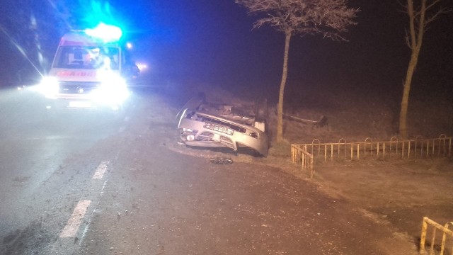 Do zdarzenia doszło w środę przed godziną 6.00 na drodze krajowej numer 65 w Boguszach. Kierowca samochodu osobowego marki nissan stracił panowanie nad pojazdem w wyniku czego zjechał na przeciwległy pas ruchu, dachował, a nastąpienie uderzył w przepust.