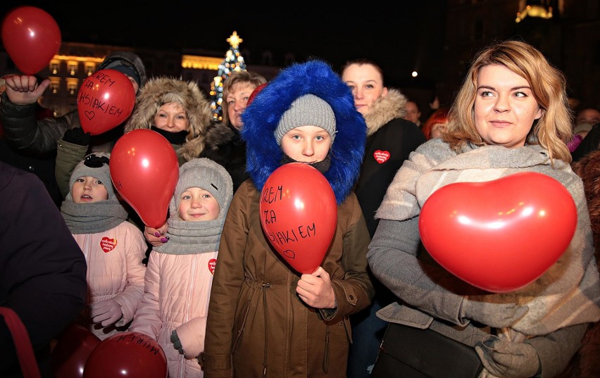Kraków. Ulicami miasta przeszedł marsz wsparcia dla Jerzego Owsiaka i dla uczczenia pamięci Pawła Adamowicza [ZDJĘCIA]