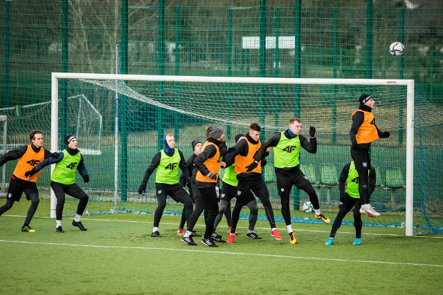 Zawisza Bydgoszcz w sobotę zamiast dwóch sparingów rozegrał tylko grę wewnętrzną.Aby obejrzeć zdjęcia z meczu przesuń gestem lub strzałką w prawo>>>