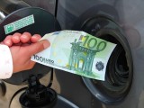 Karta debetowa sposobem na drogie paliwo?