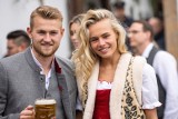 Piłkarze Bayernu Monachium z partnerkami na Oktoberfest. Tak bawili się podczas święta piwa 