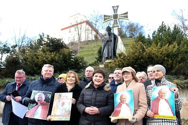 Uroczystość przed pomnikiem Jana Pawła II. Więcej na kolejnych zdjęciach