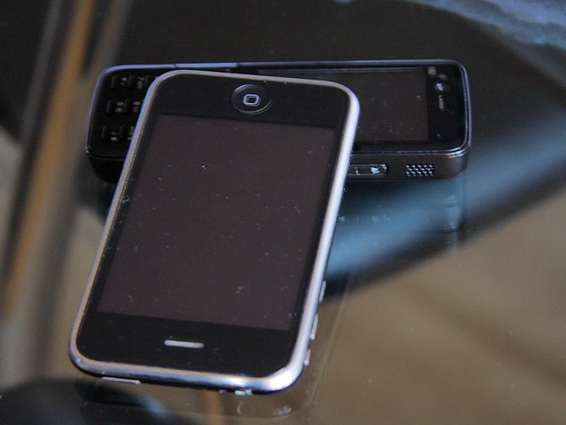 ZeuS kradnie dane dostępowe do kont z telefonów komórkowych.