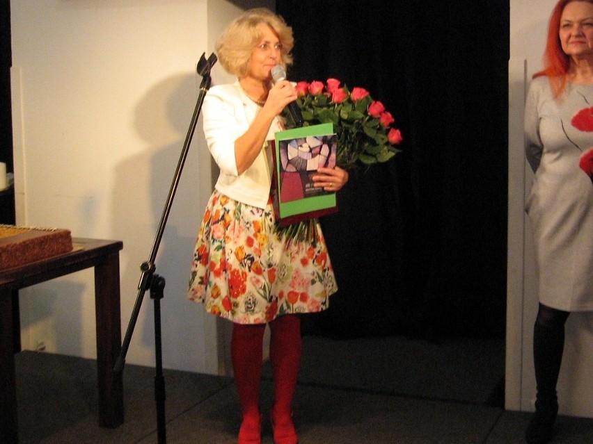 Krystyna Joanna Szymańska zapraszała do zwiedzania wystawy.