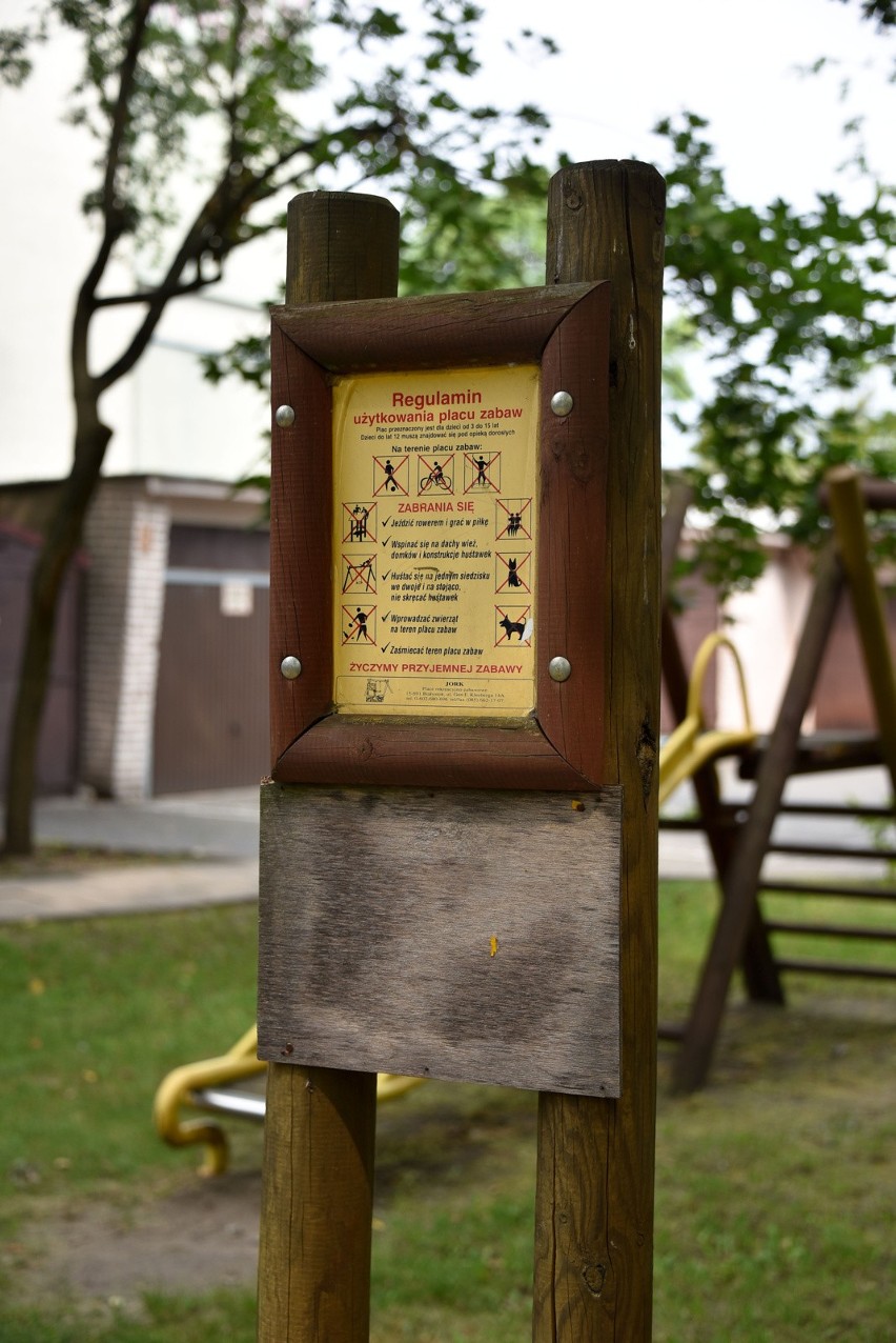 Plac zabaw przy ul. Kolejowej. Regulamin zakazuje gry w piłkę