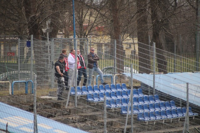 Kibice Pogoni Grodzisk Mazowiecki na stadionie Hutnika Kraków (26 marca 2022 r.)