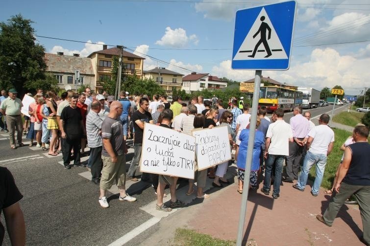Mieszkańcy zablokowali ruch na drodze nr 74 w Woli Jachowej...