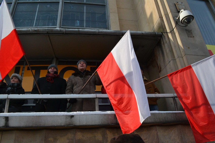 Manifestacja KOD w Bielsku-Białej. Mróz, demokracja, narodowcy i... poseł Pięta [ZDJĘCIA]