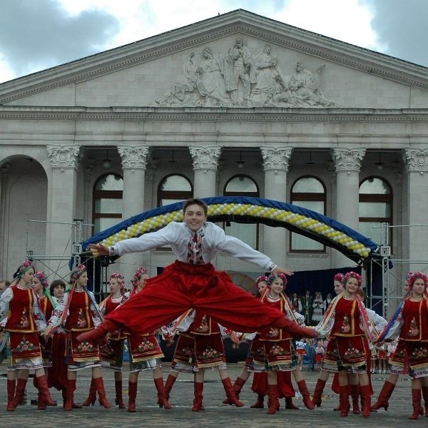 Pełne akrobacji tańce ukraińskie przed główną sceną
