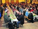 Śniadanie dla potrzebujących w gdyńskim klasztorze Franciszkanów