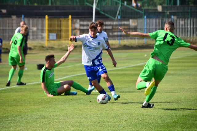 Gorzowianie (białe koszulki) pokonali 1:0 rywali ze Świebodzina i zakończyli czwartoligowy sezon z kompletem zwycięstw na swoim boisku.