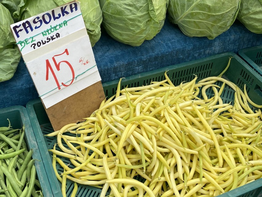 Żółta fasolka szparagowa kosztuje 15 złotych za kilogram.