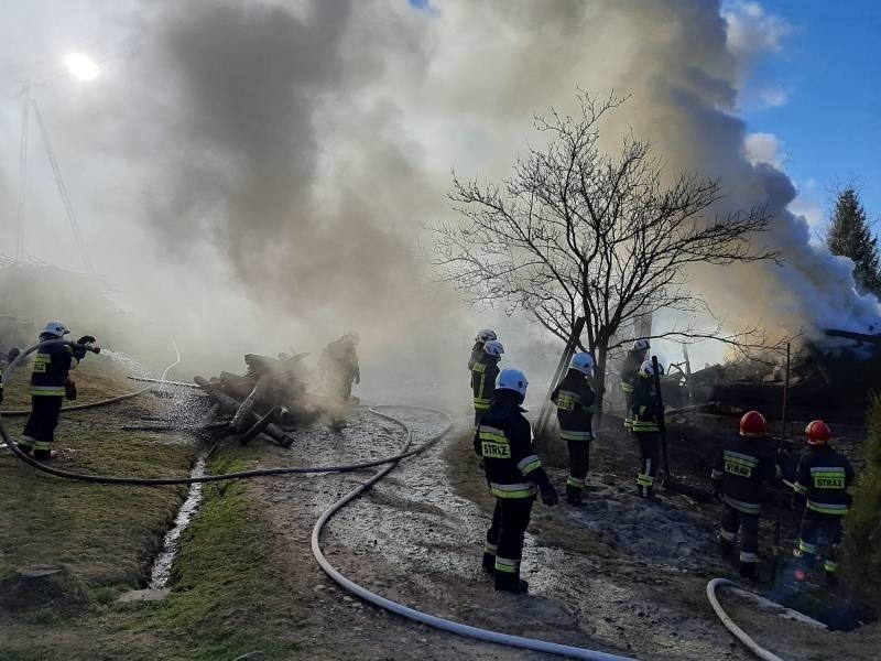 Żeleźnikowa Wielka pożar. Dwie osoby ucierpiały podczas gaszenia [ZDJĘCIA]