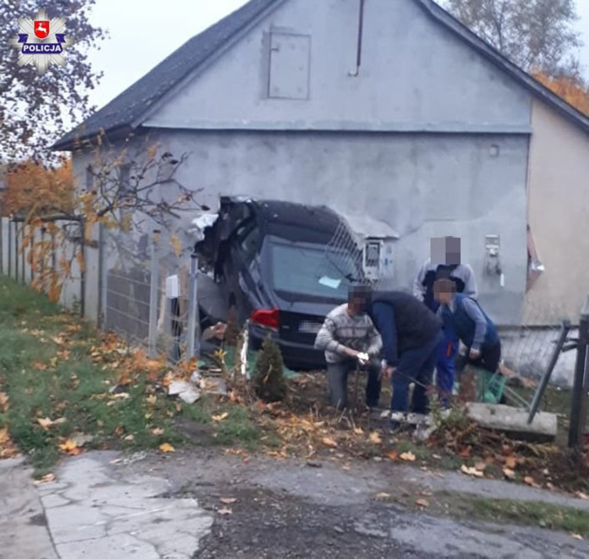 Zasnął za kierownicą i wjechał w dom. Obudził się w kuchni.  Nietypowy wypadek w Świeciechowie Dużym