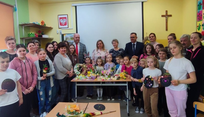 Warsztaty wielkanocne w Ujeździe. Dzieci i rodzice wspólnie tworzyli ozdoby świąteczne. Zobacz zdjęcia