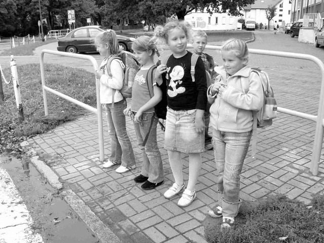 Przejście dla pieszych koło SP 1 w Szczecinku &#8211; dzieci jak to dzieci nie zawsze wejdą na pasy, myśląc o nadjeżdżających pojazdach. 