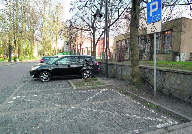 "Zabrałeś moje miejsce - zabierz moje kalectwo" - pod taką nazwą mazowieccy policjanci prowadzili akcję. Od soboty za nieuprawnione parkowanie w takim miejscu mandat wynosi 800 zł. 