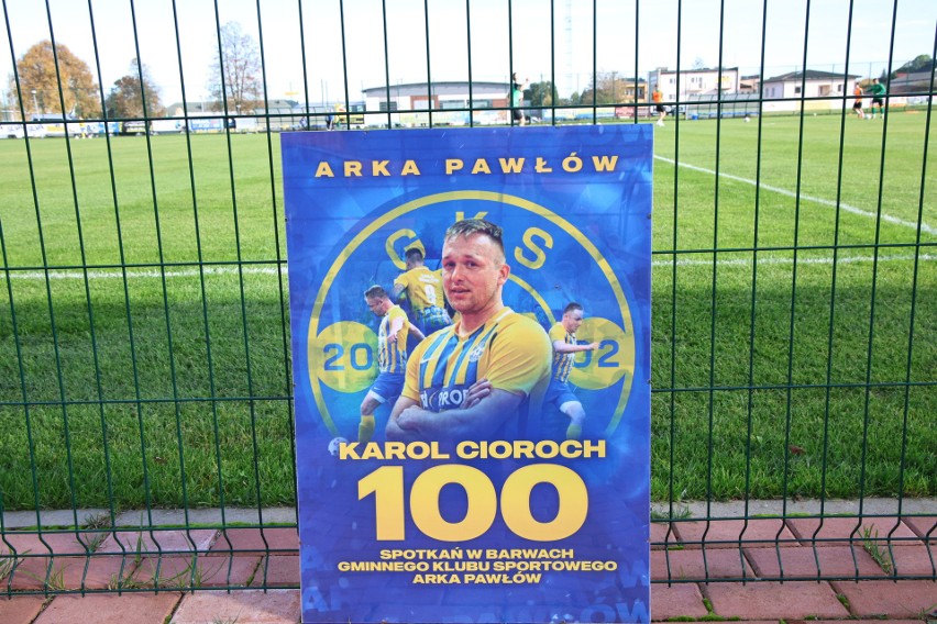 Karol Cioroch świętował jubileusz setnego meczu w barwach Arki Pawłów. Wychowanek otrzymał pamiątkowy puchar i grafikę. Zobacz zdjęcia
