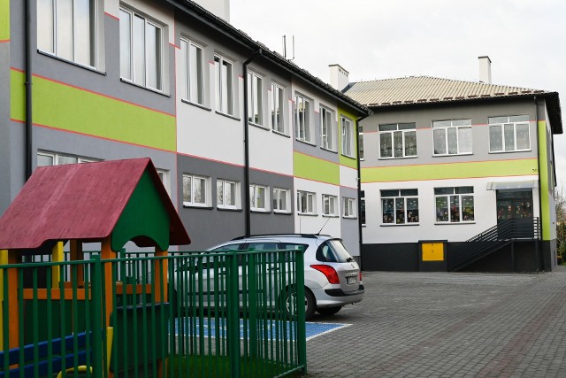 Po dociepleniu ścian pojawiła się również nowa, efektowna elewacja na budynku szkolno-przedszkolnym w Sokolnikach