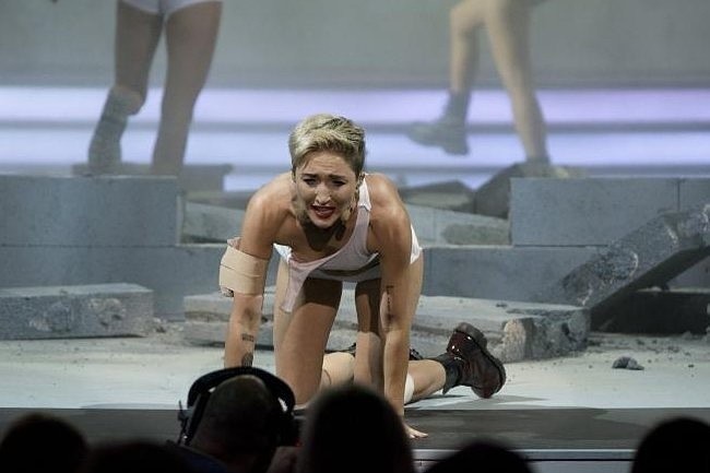 Magda Steczkowska jako Miley Cyrus (Fot. M.Zawada/Polsat)
