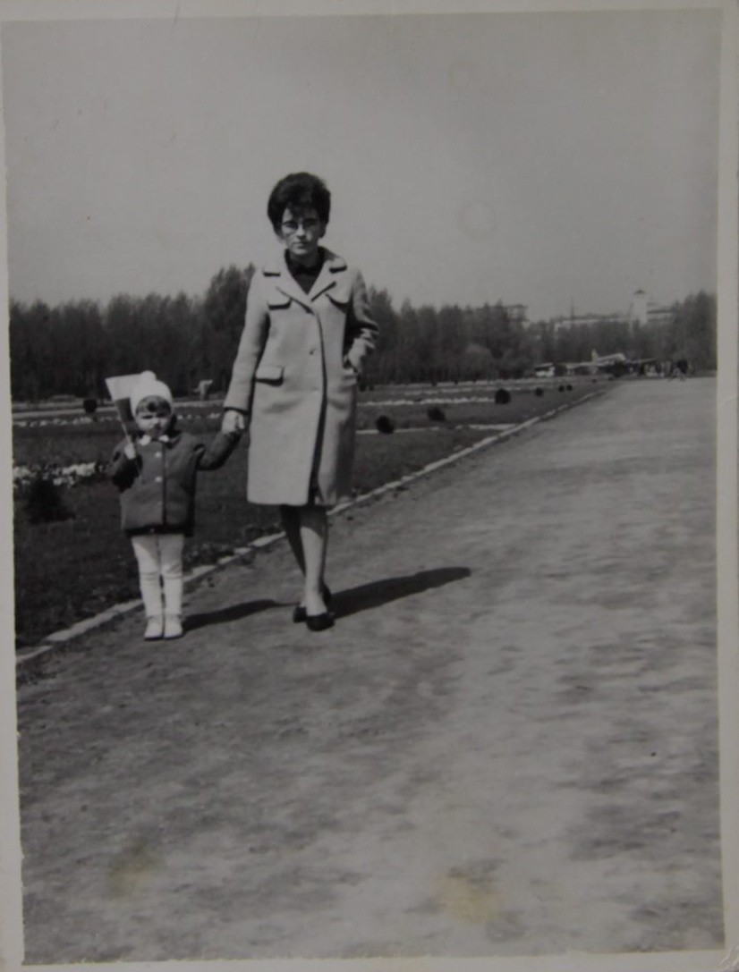 Anna Kowalczyk z córką Ewa w parku Ludowym, 1969 rok.