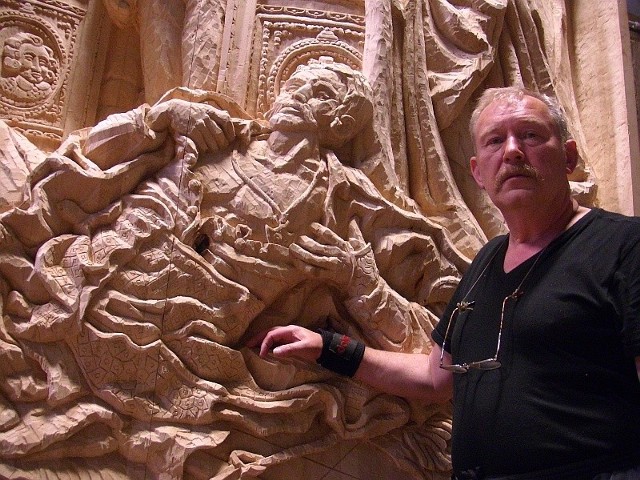 Jan Papina nie jest profesjonalnym rzeźbiarzem. To emerytowany wojskowy, ale jego dzieła robią wrażenie. Nad najnowszym pracował trzy lata.