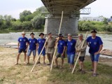 Flisacy z Ulanowa budują tratwę w Jarosławiu. We wtorek rusza spływ [WIDEO]