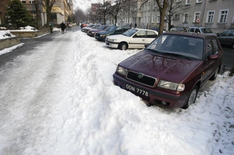 Inne samochody też „zderzały się” ze zwałami śniegu na...