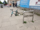 Łódź: Ktoś zostawił tam rower, ale zapięcie wytrzymało. Stojaki rowerowe gdzie popadnie – czy to ma sens? 