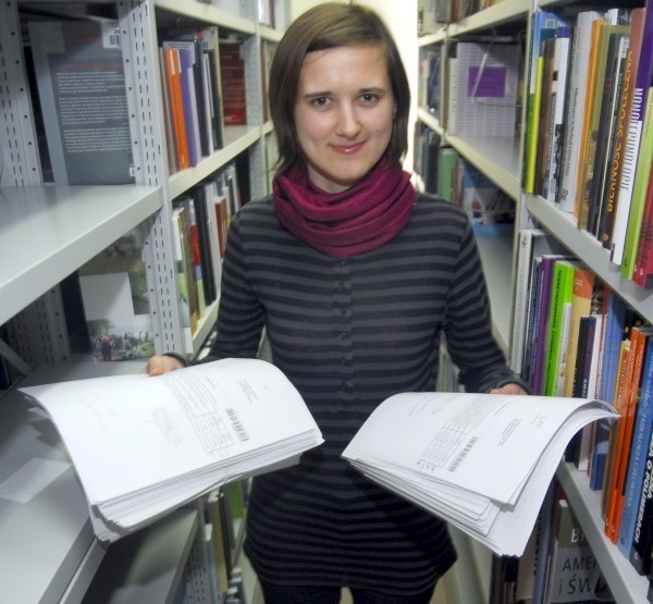 Małgorzata Pindera z Wojewódzkiej Biblioteki Publicznej w Opolu przygotowała już do wysłania gruby plik upomnień o zwrot książek.