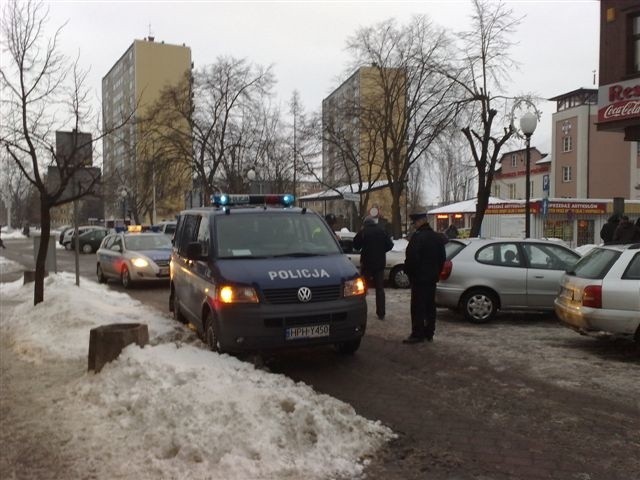 W centrum Ostrołęki pełno policji. Powód - kolizja radiowozu na ul. Głowackiego (zdjęcia) 