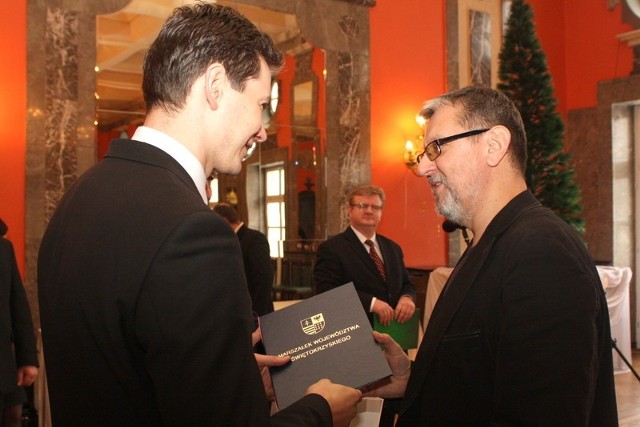 Marek Maciągowski, dziennikarz Echa Dnia  otrzymuje nagrodę od marszałka Adama Jarubasa.