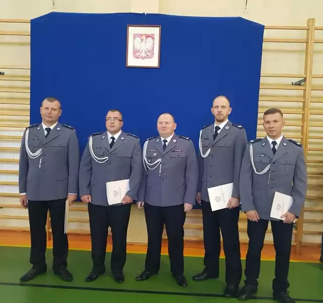 Od lewej: dzielnicowi Artur Kiczuł, Dariusz Kotus, komendant powiatowy policji w Łowiczu Grzegorz Radzikowski, Bartłomiej Tryngiel  oraz Michał Garstka