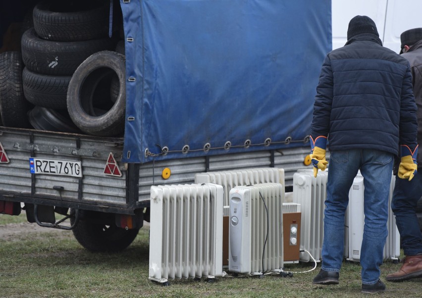 Giełda Wschód w Skołoszowie. Na niedzielnym bazarze pojawił się już sprzęt narciarski [ZDJĘCIA]