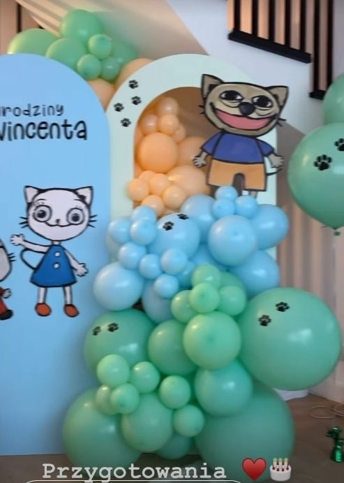 Ozdobna ścianka z balonami na urodzinowej imprezie synka...